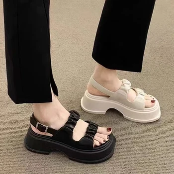 Новые модные женские босоножки 2023 года, повседневная обувь с толстой подошвой, увеличивающая рост, плиссированная классика для взрослых, черно-белая женская обувь