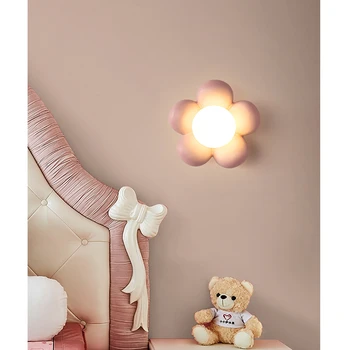 Простой современный настенный светильник в виде цветка для спальни, теплая лампа для детской комнаты, кремово-розовый декоративный прикроватный маленький настенный светильник