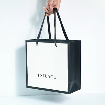 Оптовая продажа 500 шт. /лот Белая бумага с черными краями Простой дизайн Модная бумажная сумка для покупок на заказ Сумка-тоут для украшений и подарков